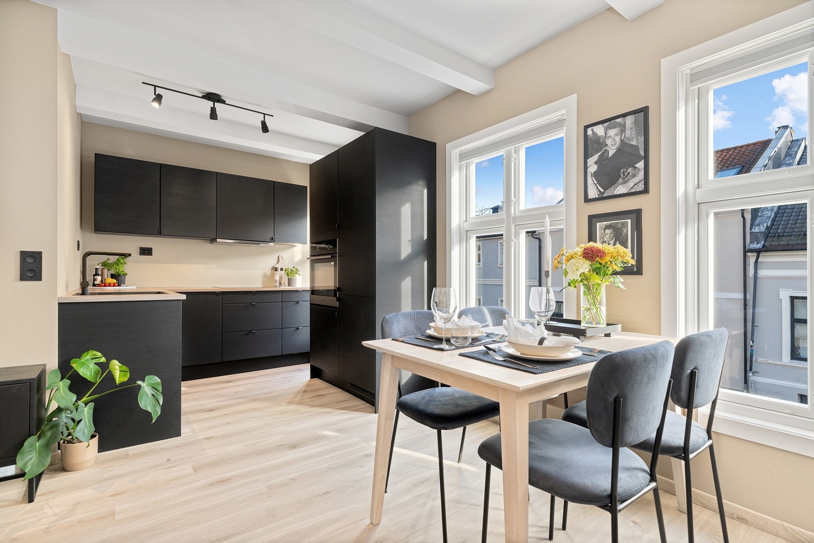 De store vindusflatene gir godt med lys, og her kan du invitere både familie, venner og bekjente på hyggelige middager. Galleribilde