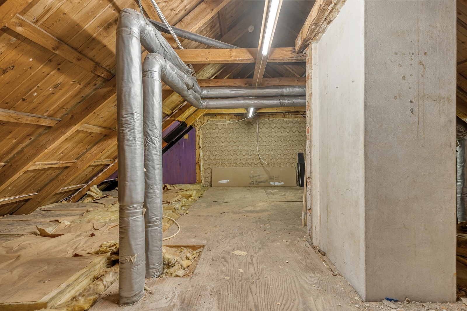 Det er et tilhørende loftareal som leiligheten disponerer. Enkelte naboer har bygd ut loftsarealet (merk at dette er søknadspliktig). Galleribilde