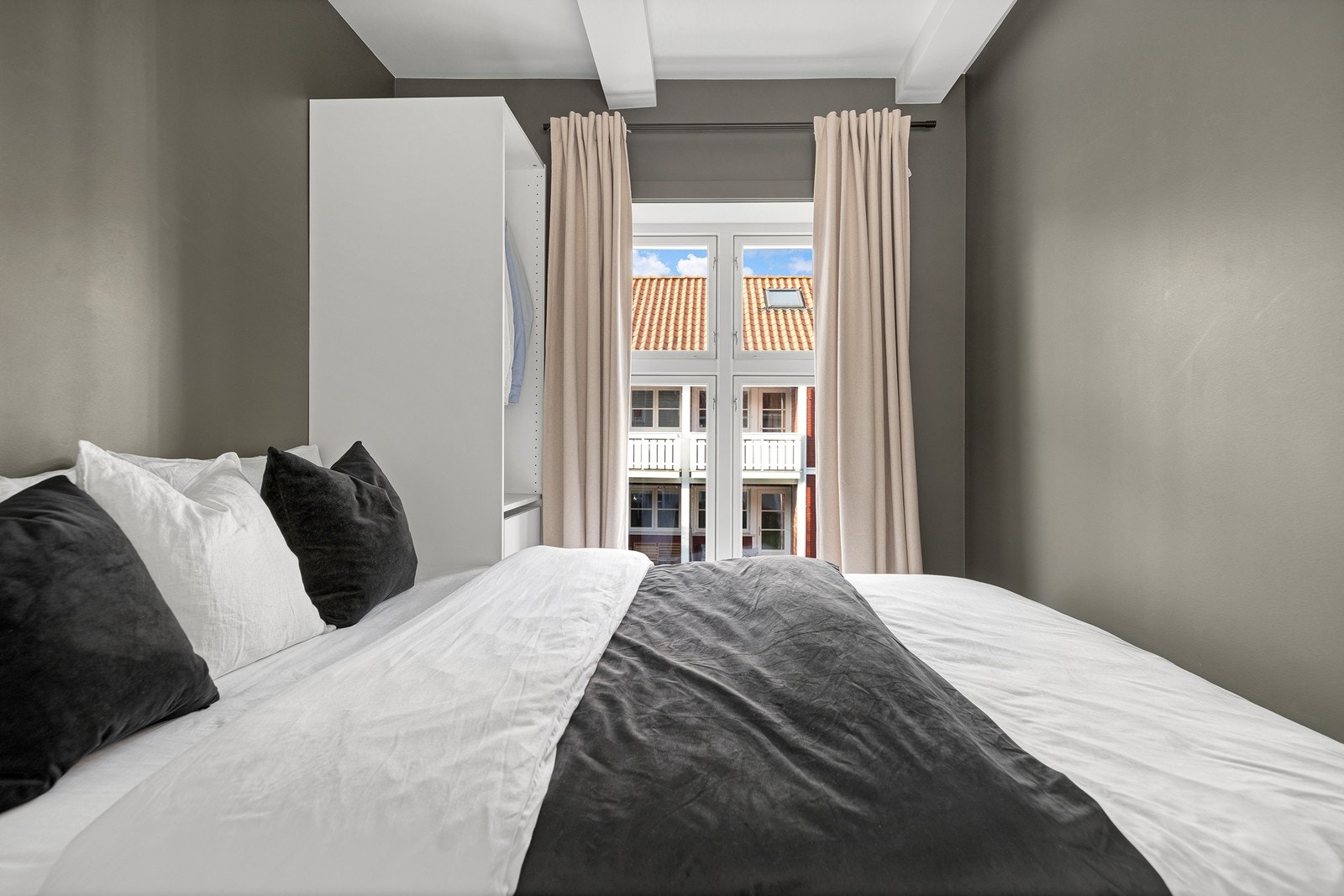 Soverommet vender mot en stille bakgård. Galleribilde