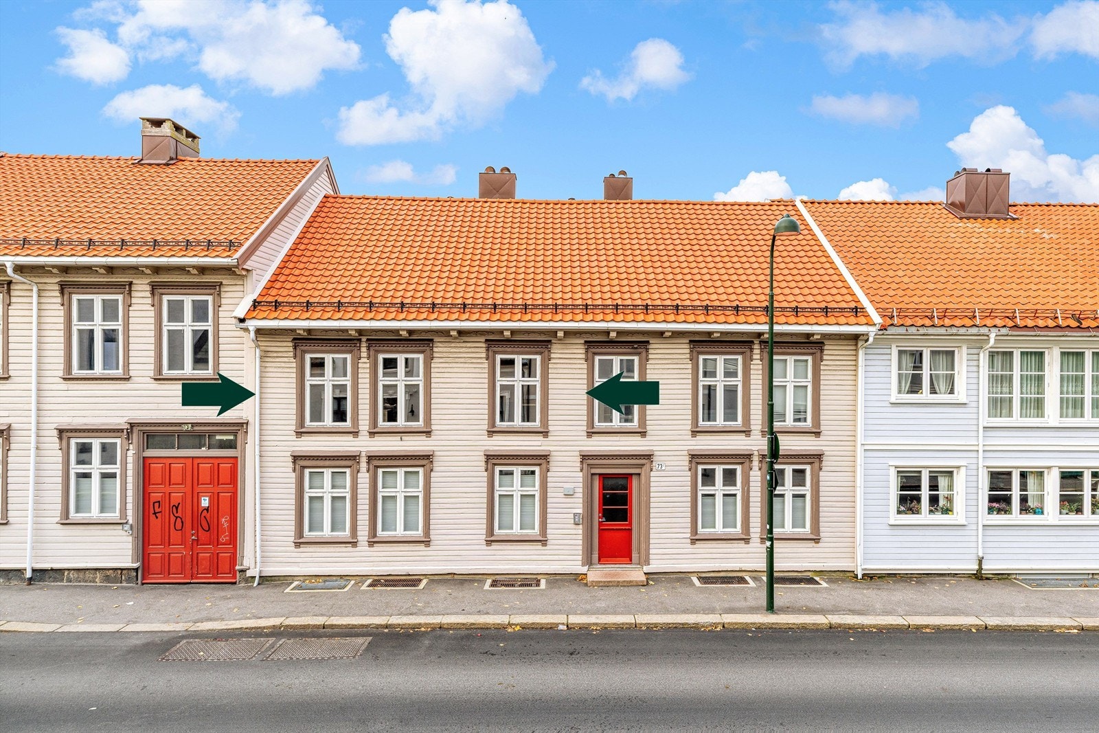 Leiligheten ligger plasser i byggets andre etasje. Det er totalt fire boenheter i bygget. Galleribilde