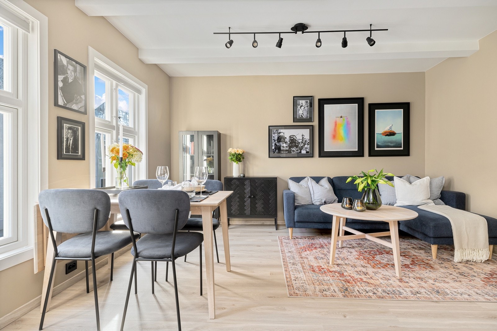Stuen er enkel å dekorere - se plantegning til slutten for mål av leiligheten! Galleribilde
