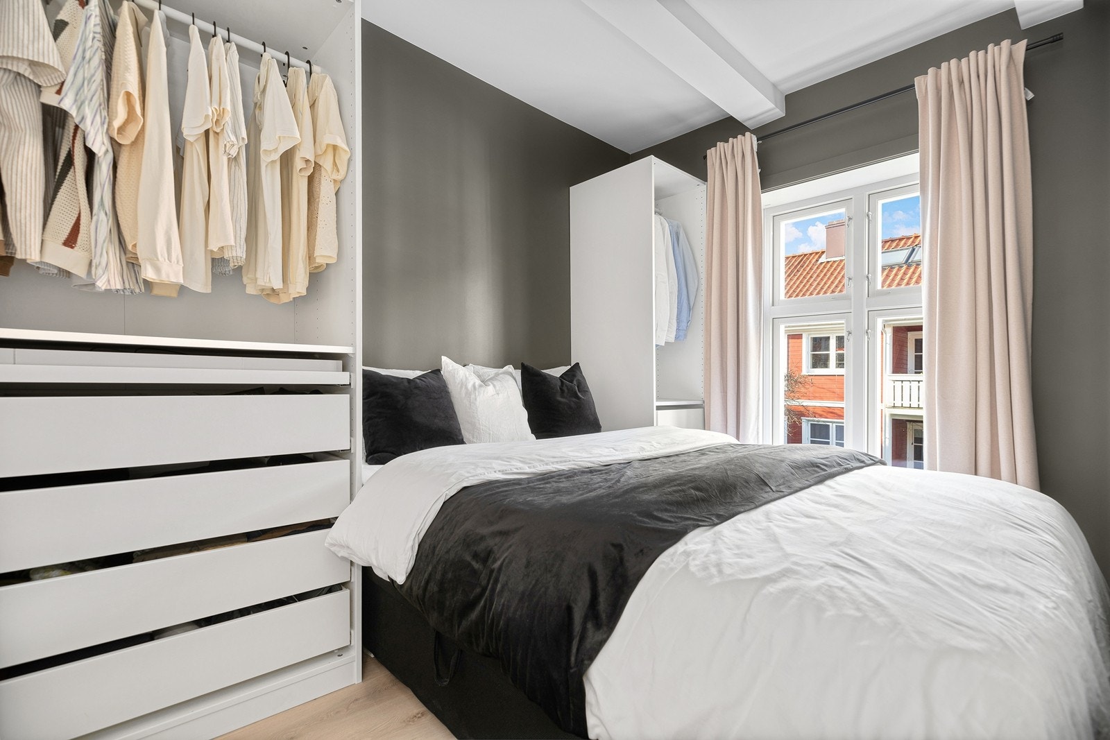 Soverommet er innredet med 140x200 seng, og godt med garderobeplass. Galleribilde
