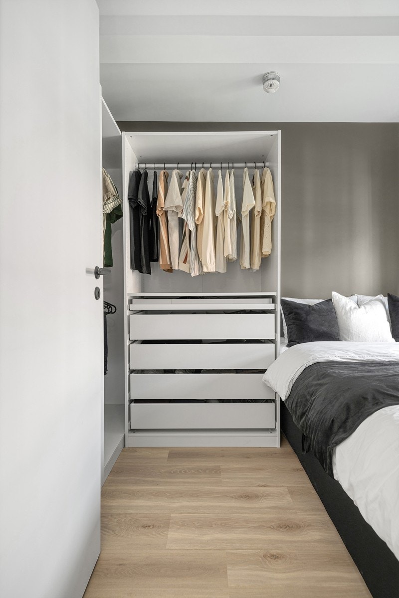Det er satt opp en praktisk garderobeinnredning fra IKEA. Innredningen kan flyttes om du ønsker en annen planløsning. Galleribilde