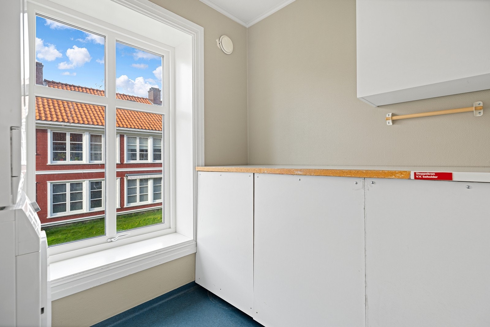 Tilhørende vaskerom rett utenfor døren som deles med nabo over gangen. Her er det plass til vaskemaskin og tørketrommel. Det er også satt inn ny vv-bereder i okt. 24. Galleribilde