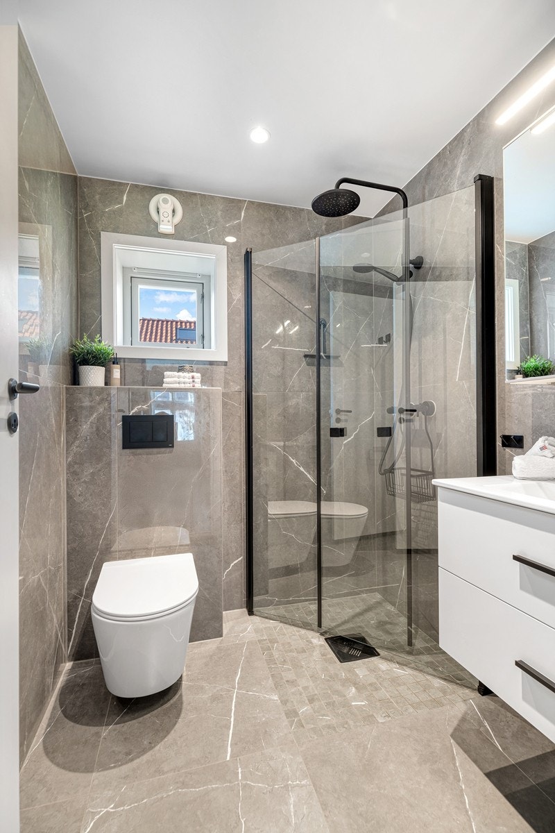Badet har varmekabler i gulv, dusjnisje med innfellbare glassdører, en flott regndusj, mekanisk avtrekk og vegghengt toalett! Det er også nytt rør-i-rør system. Galleribilde