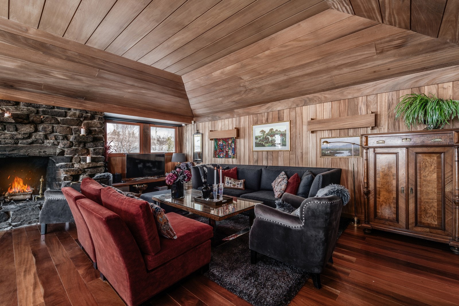 Stuen har vegger og tak i teak Galleribilde