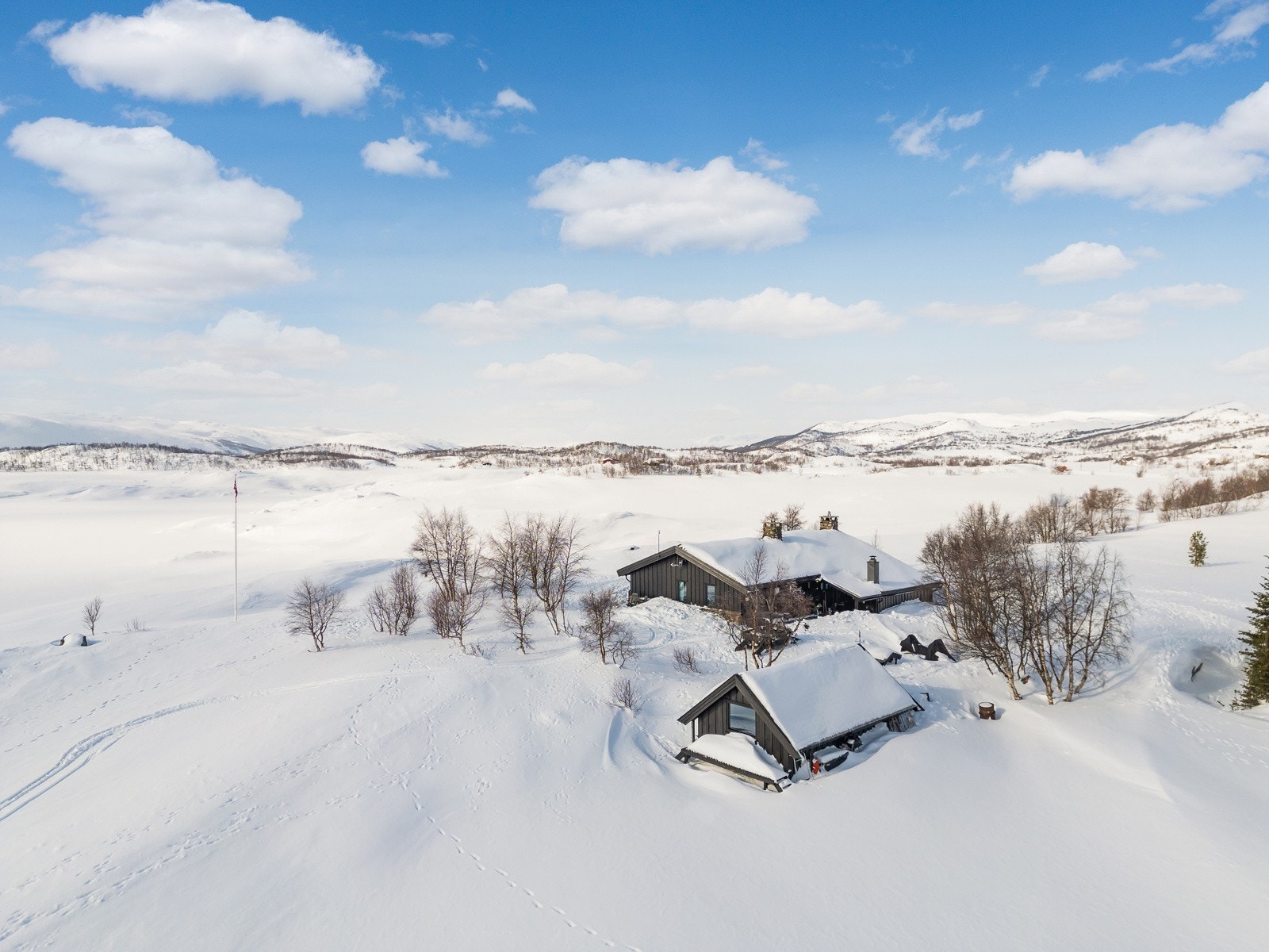 Nydelig beliggenhet i vannkantet til Ustevatnet Galleribilde