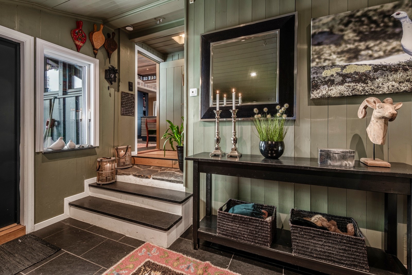 Entreen har et nydelig skifergulv med varmekabler. Galleribilde
