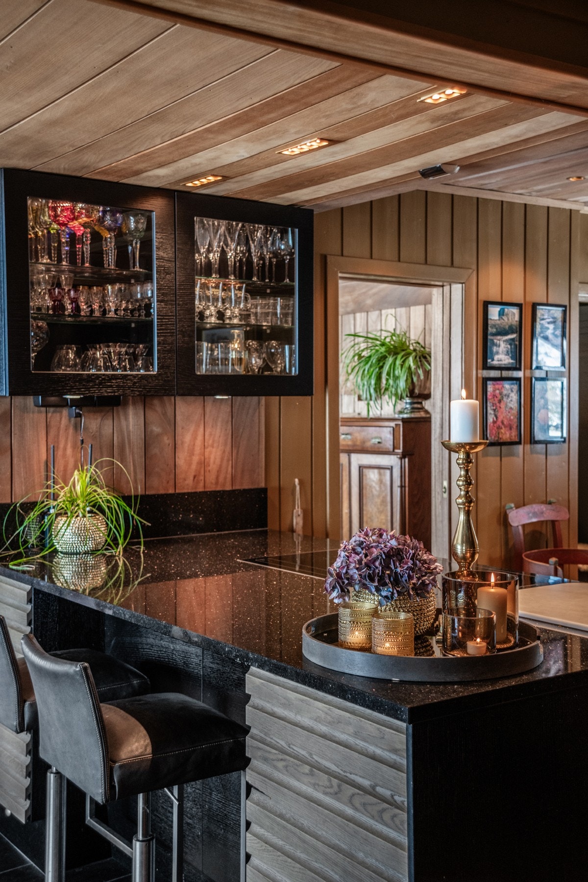 Kjøkken halvøy med induksjonstopp og Røros kjøkkenvifte Galleribilde