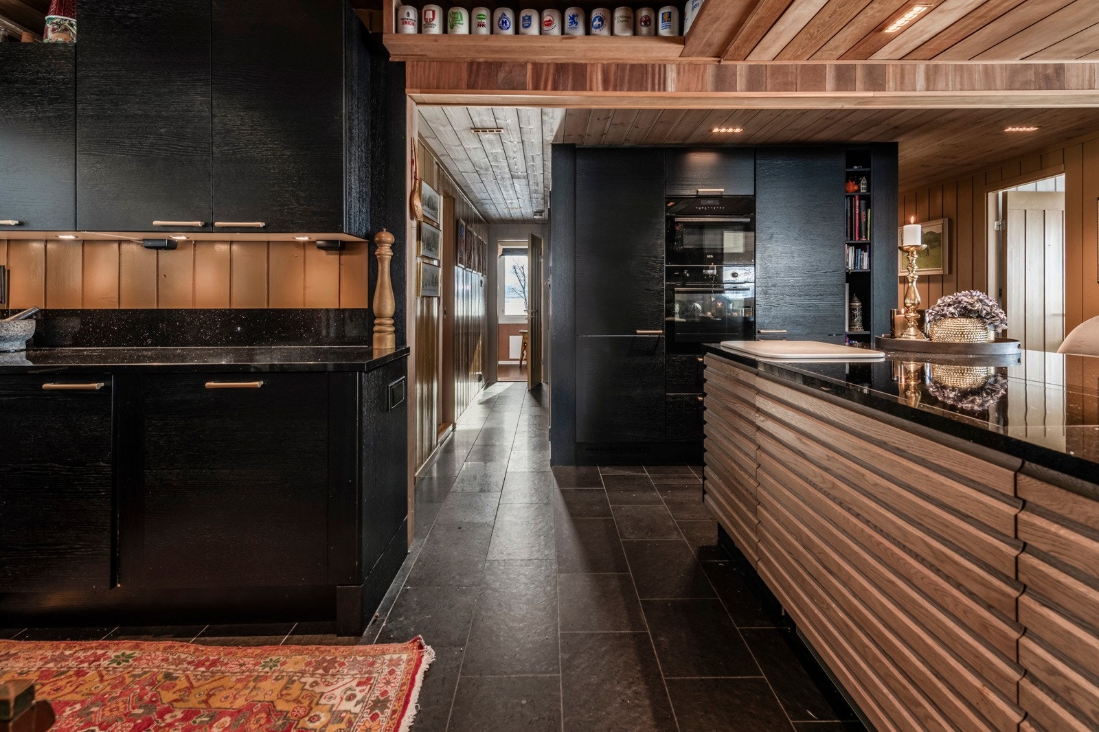 Kjøkkenet har 2 stekeovner hvorav den ene er kombinert med micro Galleribilde