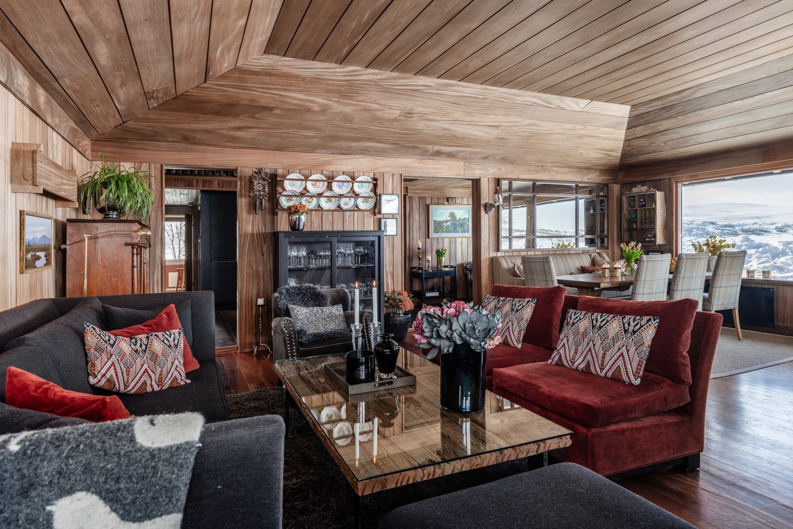 Romslig og sjarmerende stue med åpen løsning til spisestuen - med storevinduer og fantastisk utsikt Galleribilde