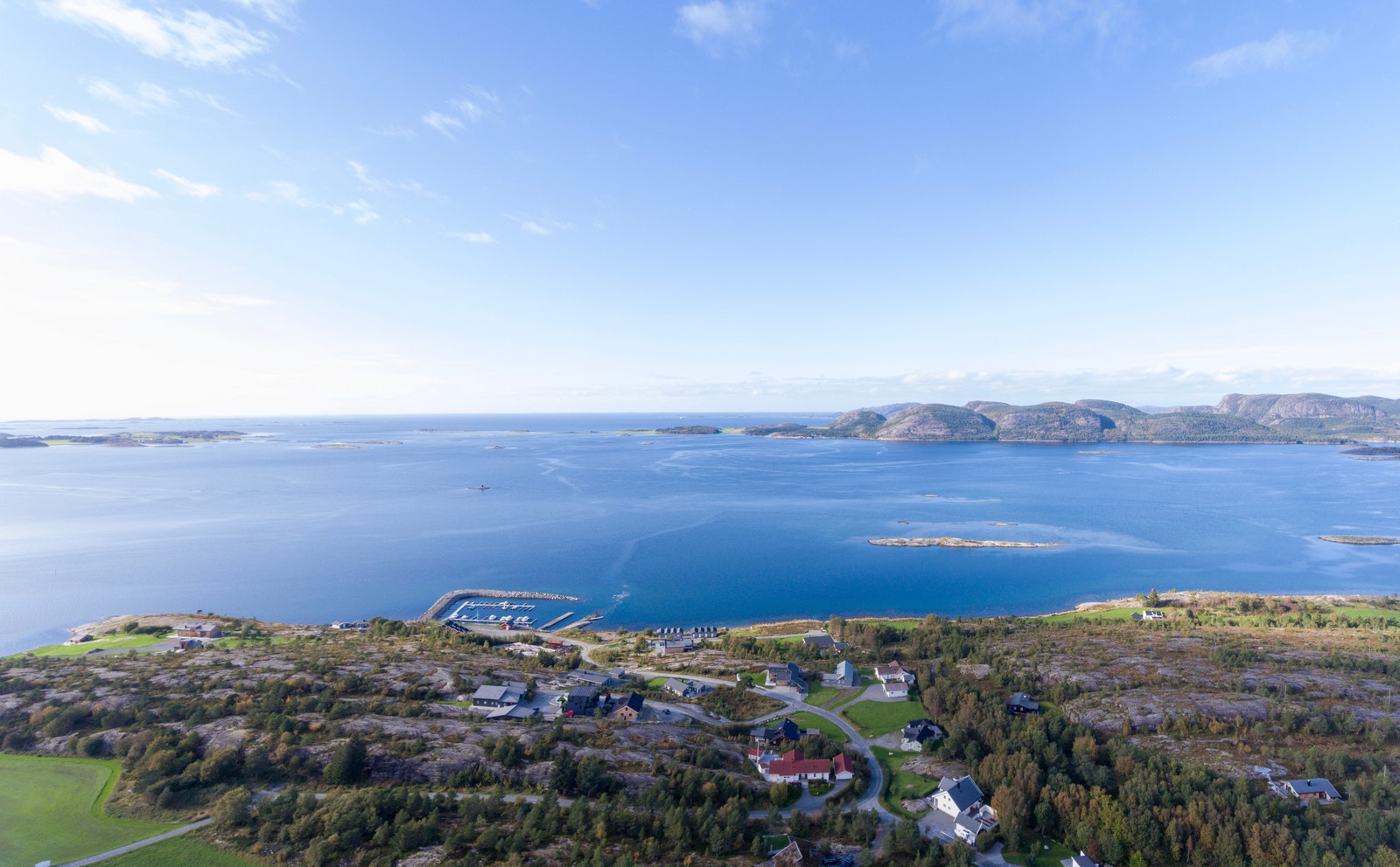 Hesthagan Marina ligger i nærheten med mulighet for båtplass, sjøbod eller naust Galleribilde