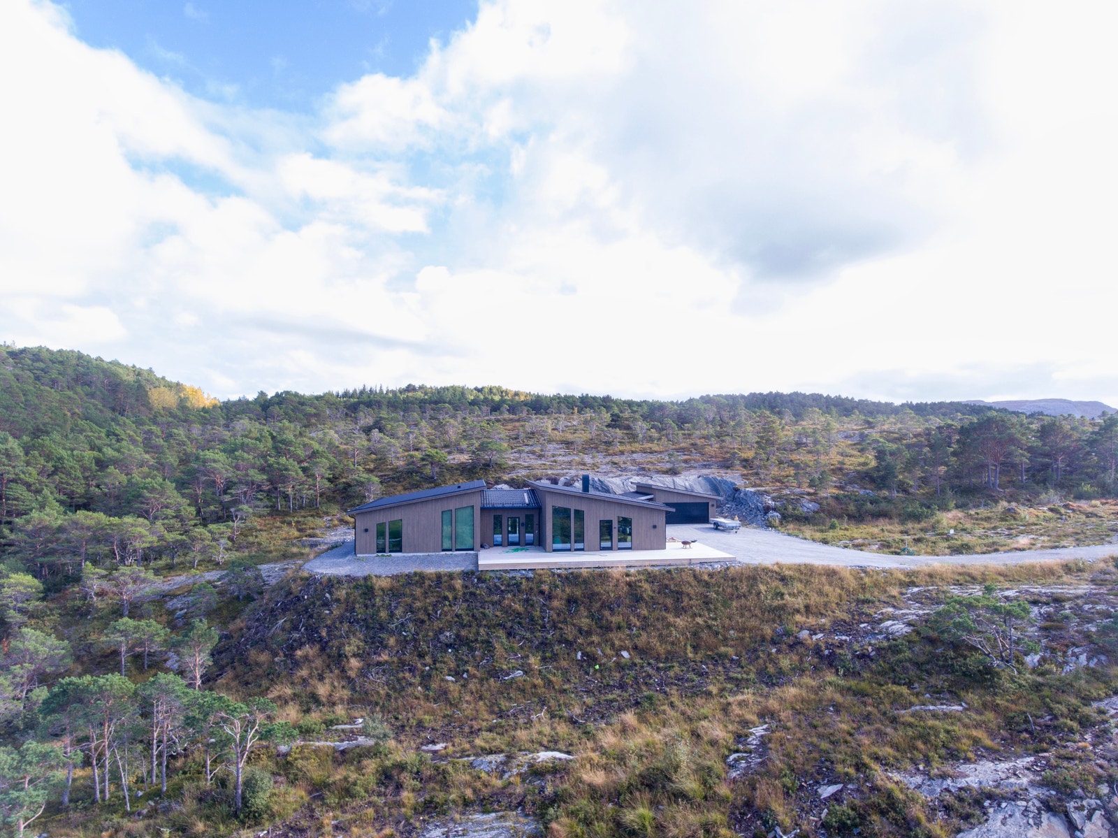 Tomtene ligger på en høyde med solid fjellgrunn Galleribilde