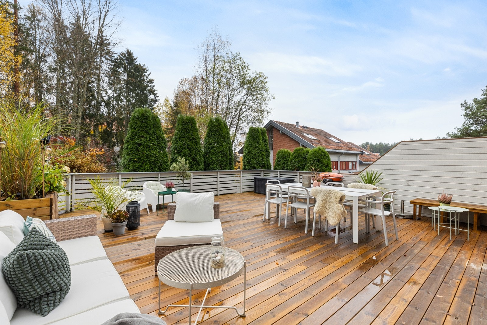 Herlig terrasse på 56 m² - belagt med terrassebord - rekkverk og levegger av tre - utebelysning, stikkontakt, markise og utekran Galleribilde