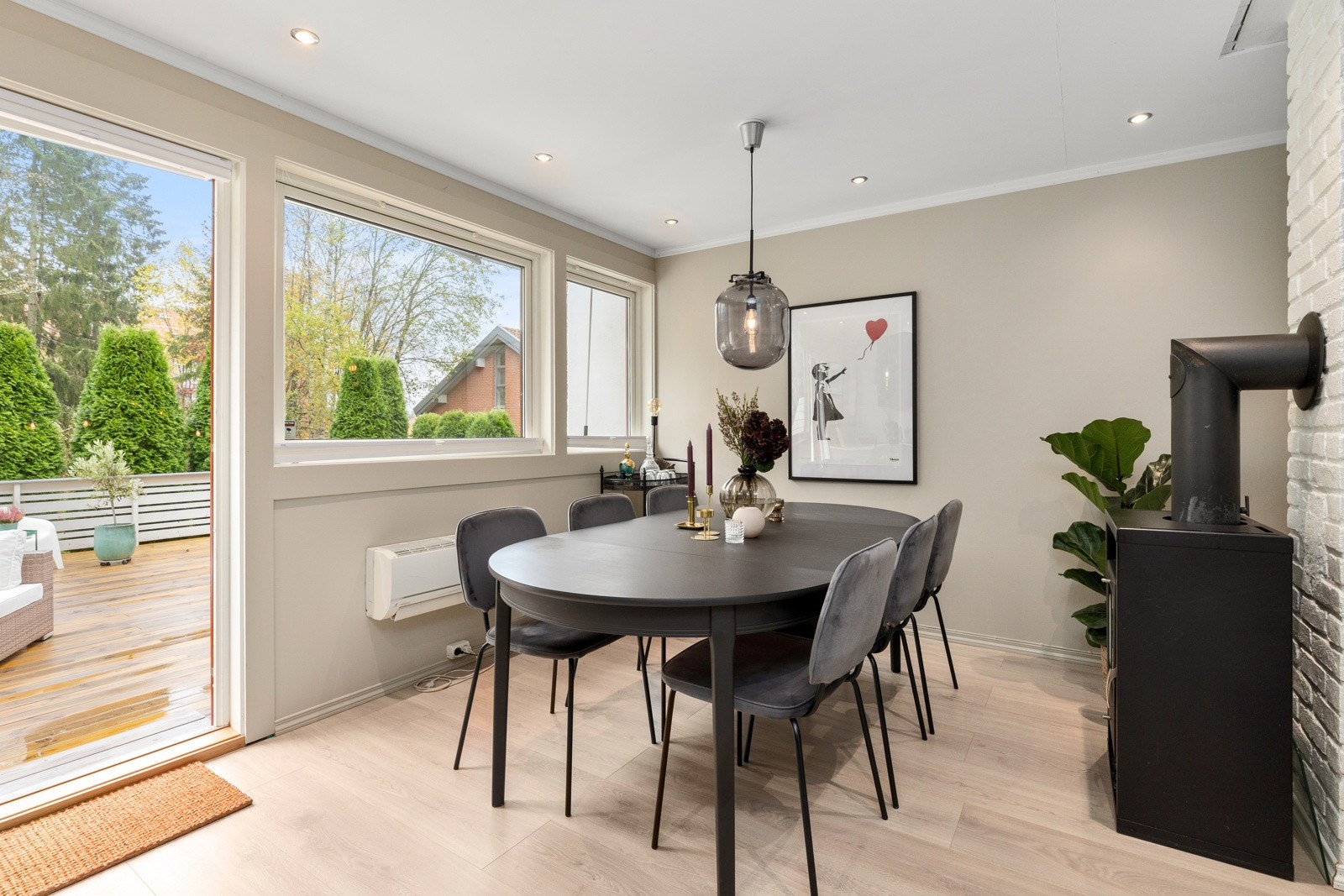 God plass til langbord på kjøkkenet - peis - utgang til terrasse Galleribilde