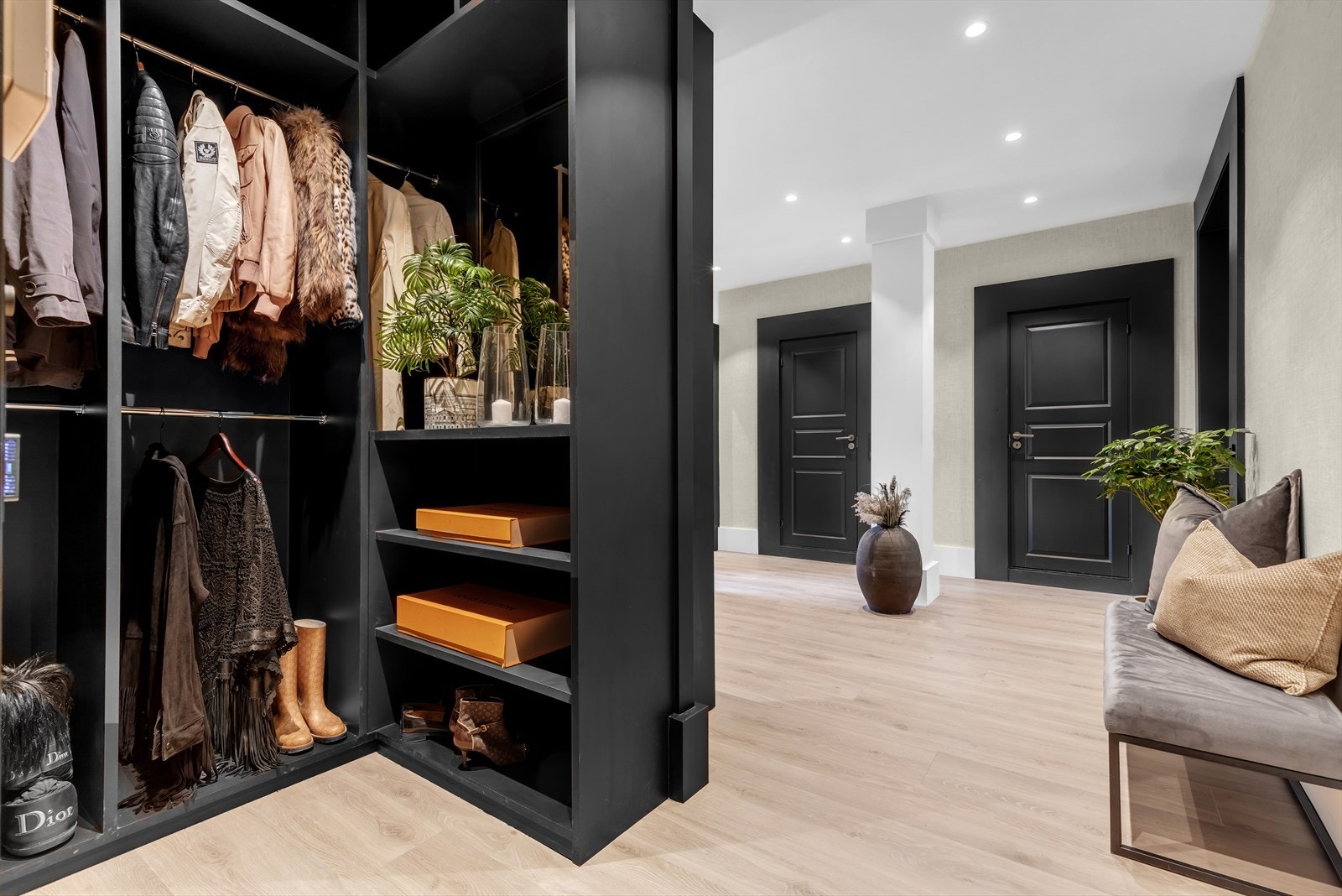 Alt er gjennomtenkt til den minste detalj, og hallen er intet unntak med plassbygd garderobeløsning, kontornisje og utstrakt bruk av downlights Galleribilde