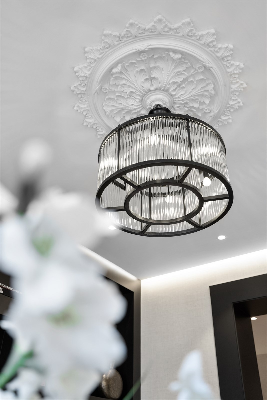 En klassisk detalj, som rosett i tak, med nydelig taklampe inkl. Galleribilde