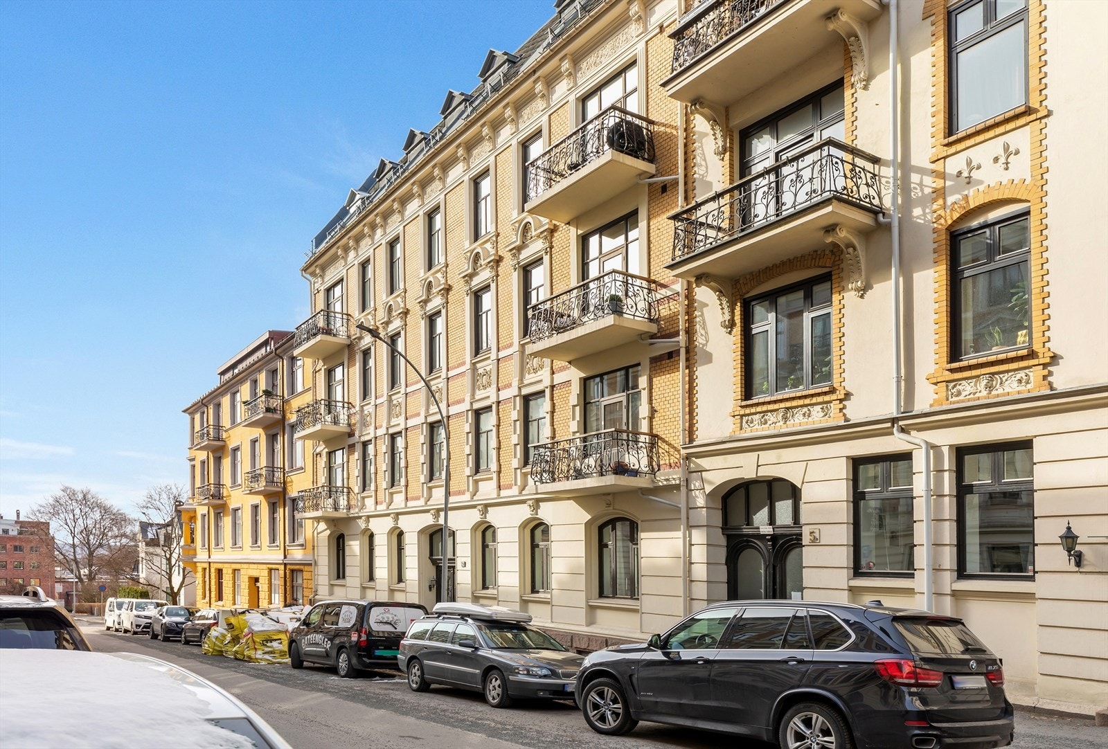 Fasade og inngangsportal Tostrups gate 24, en klassisk Frogner bygård tegnet av arkitekt karl Høie Galleribilde