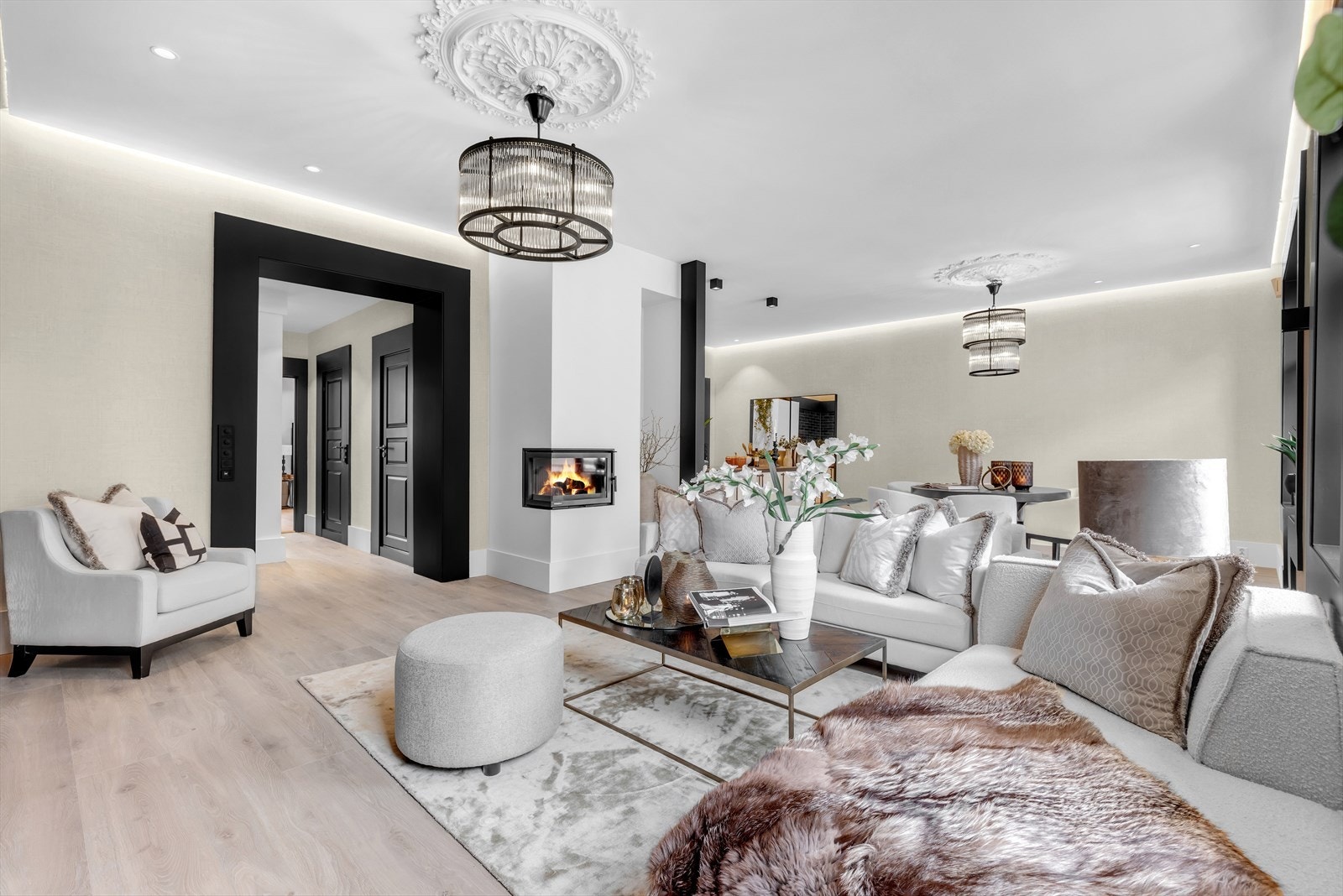 Det er flere soner i stuen for maksimal utnyttelse av plassen. Enten slappe av i sofaen, lese en bok i go'stolen eller nyte et måltid ved spisebordet. Galleribilde