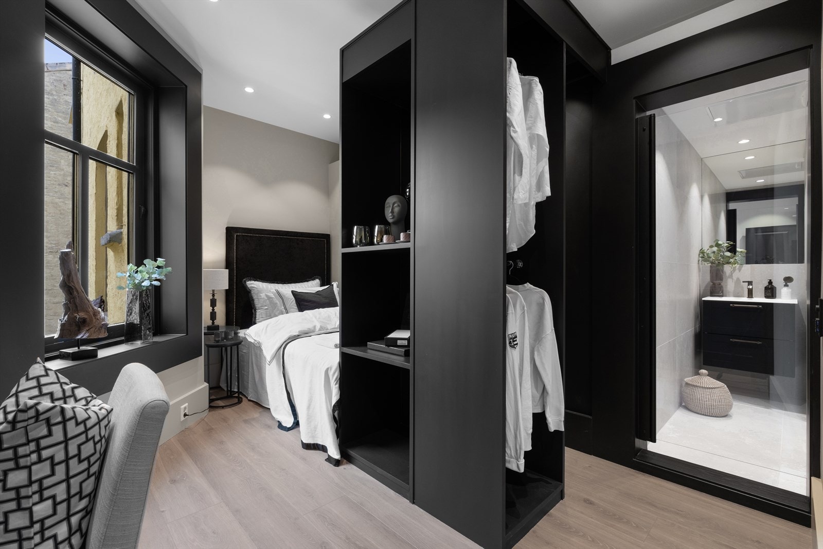Leilighetens andre En suite, soverom med eget bad, har en areal effektiv løsning og godt med garderobeplass Galleribilde