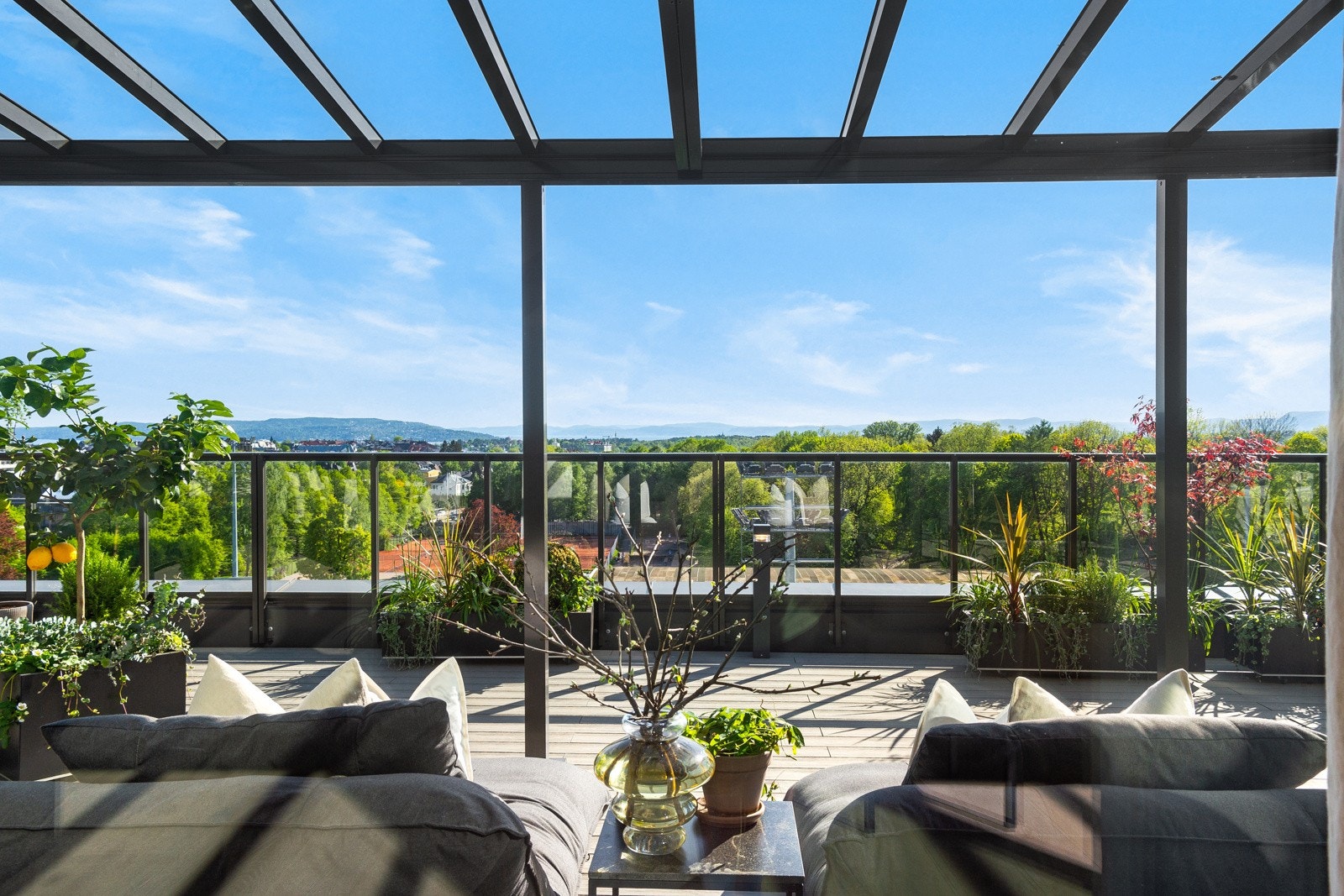 Plasseringen uten naboer på sidene eller bygninger i front, gjør terrassen privat og usjenert Galleribilde