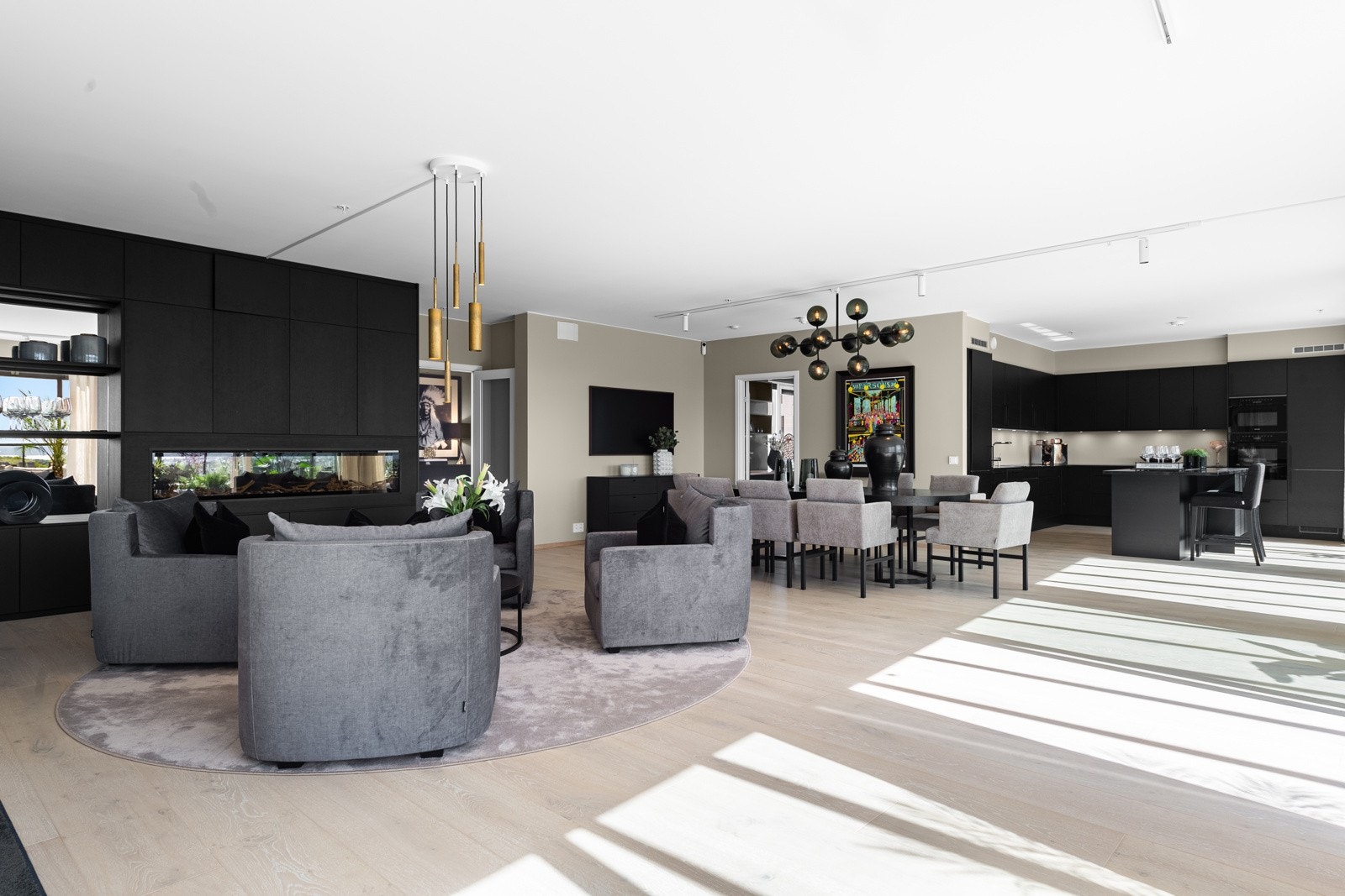 Plassbygd tv-seksjon med elektrisk peis Galleribilde