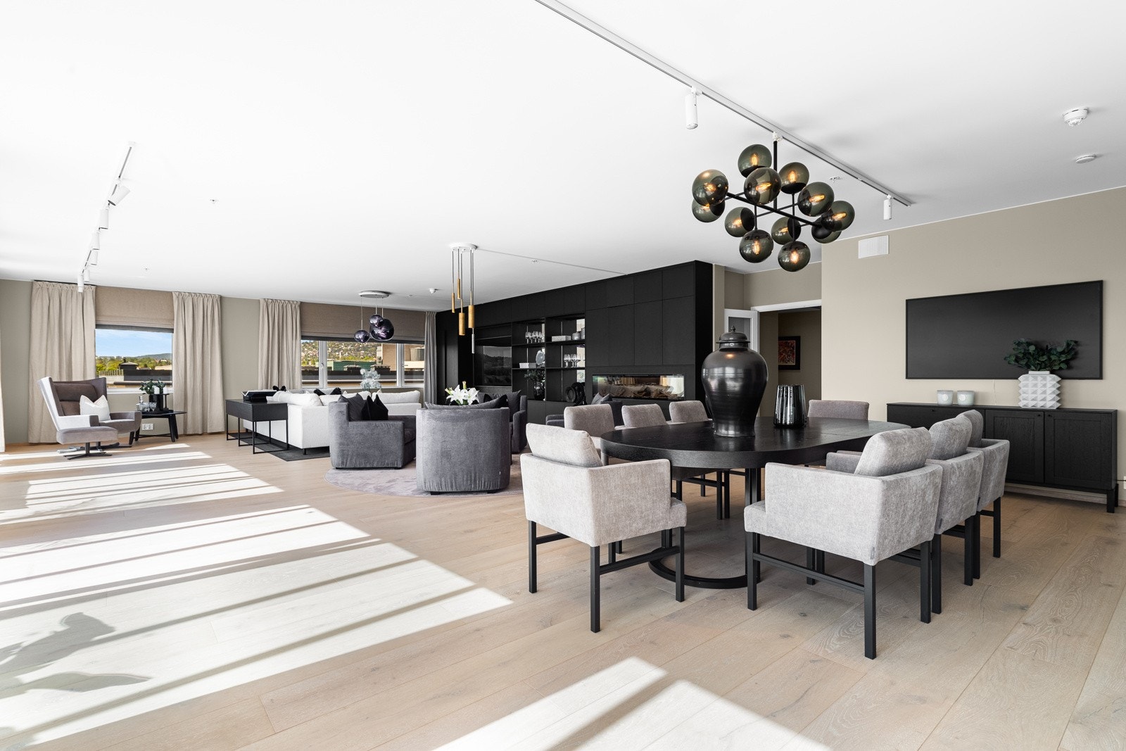 Rommet har enstavs eikeparkett på gulv og plassbygd tv-seksjon Galleribilde