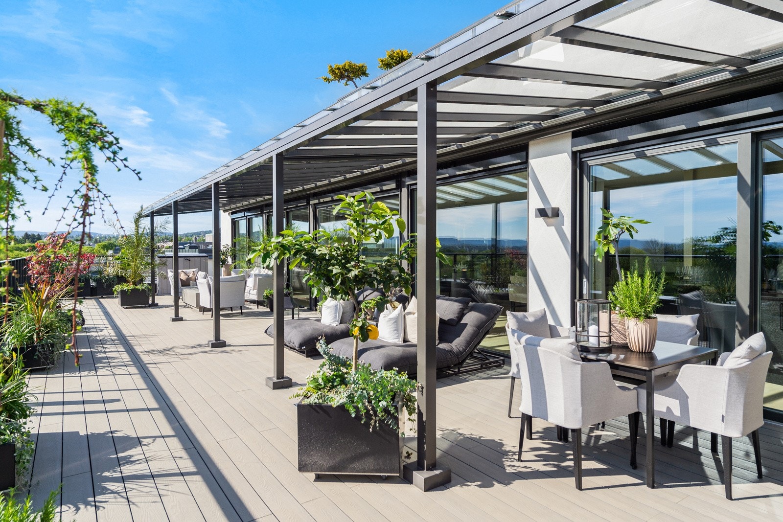 Det er god plass til møblering både i åpen og overbygd sone. Det er rikelig med plass for møblering på den 17 meter lange terrassen Galleribilde