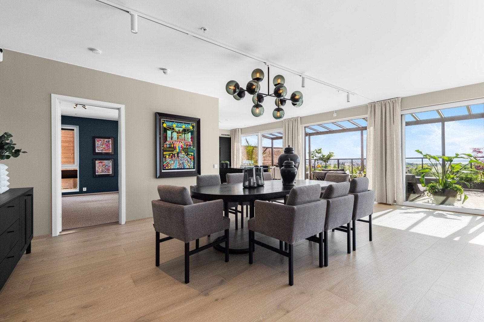 Fra stuens naturlige spiseplass er det adkomst til soverom, som brukes til kontor av dagens eier Galleribilde