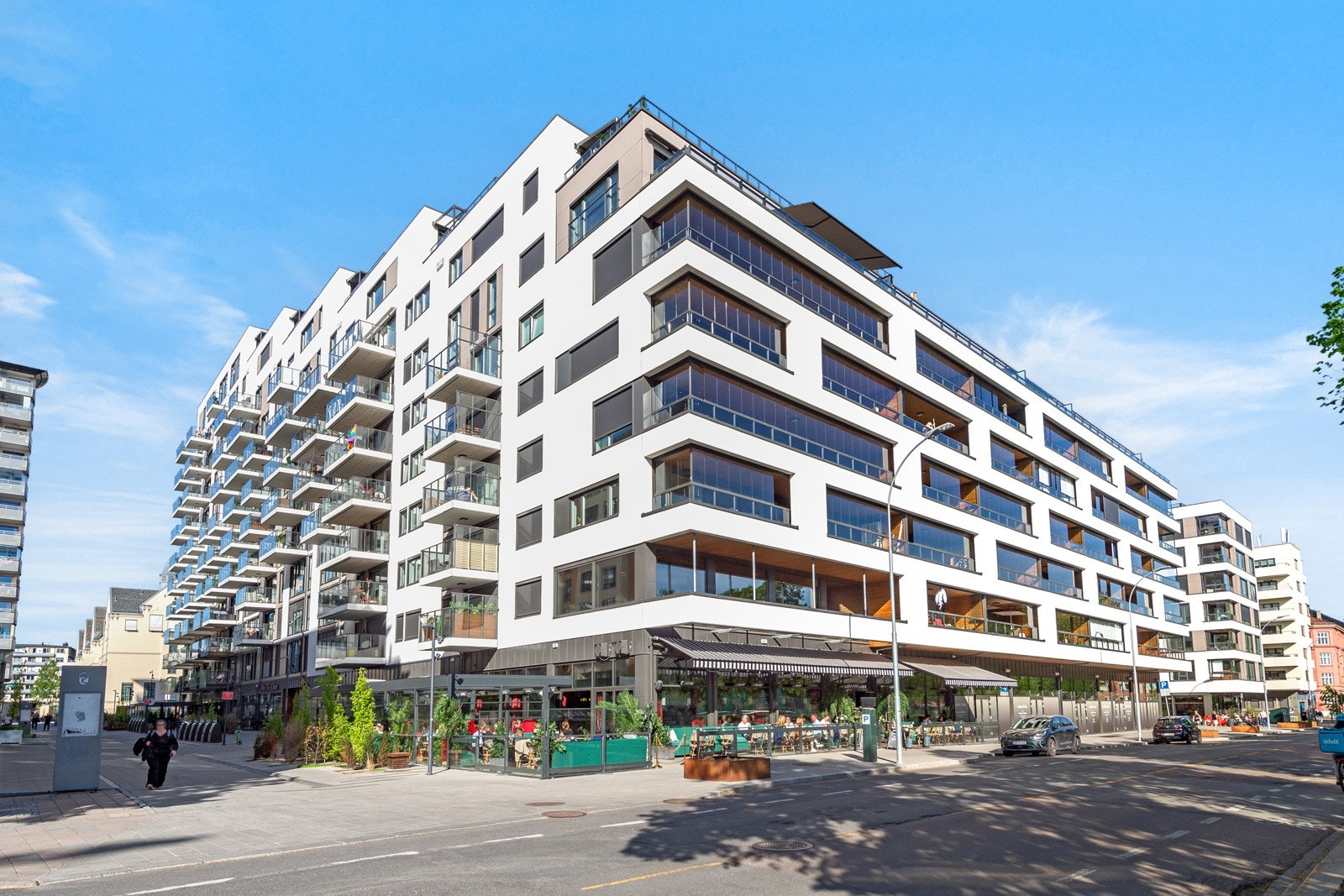 Leiligheten har en urban og ettertraktet beliggenhet i oppgang E i Middelthunet, et nyere kvartal med flotte selveierleiligheter, vis-à-vis Frogner parken Galleribilde