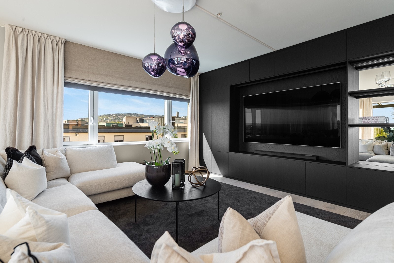 Stuen har også gode vindusflater mot nordvest slik at den nydelige utsikten trekkes godt inn i rommet fra to sider Galleribilde