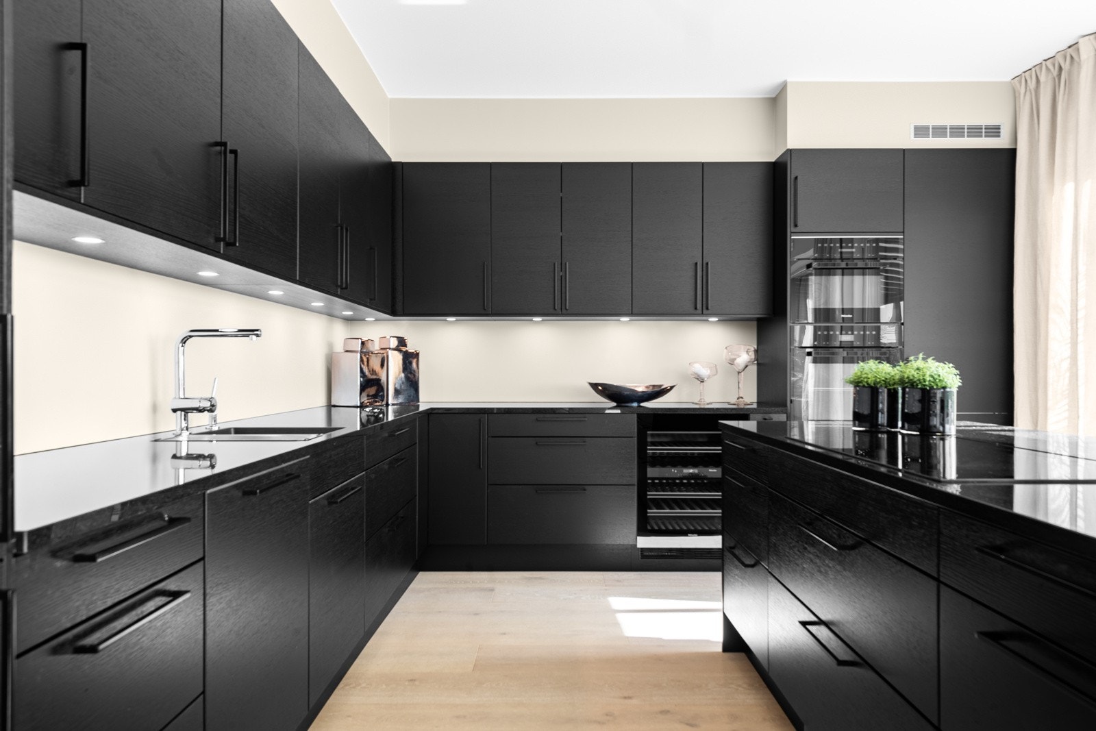 Kjøkkenet har integrert stekeovn, kombiovn, oppvaskmaskin, vinskap og kjøle/fryseskap, alle fra kvalitetsmerket Miele Galleribilde