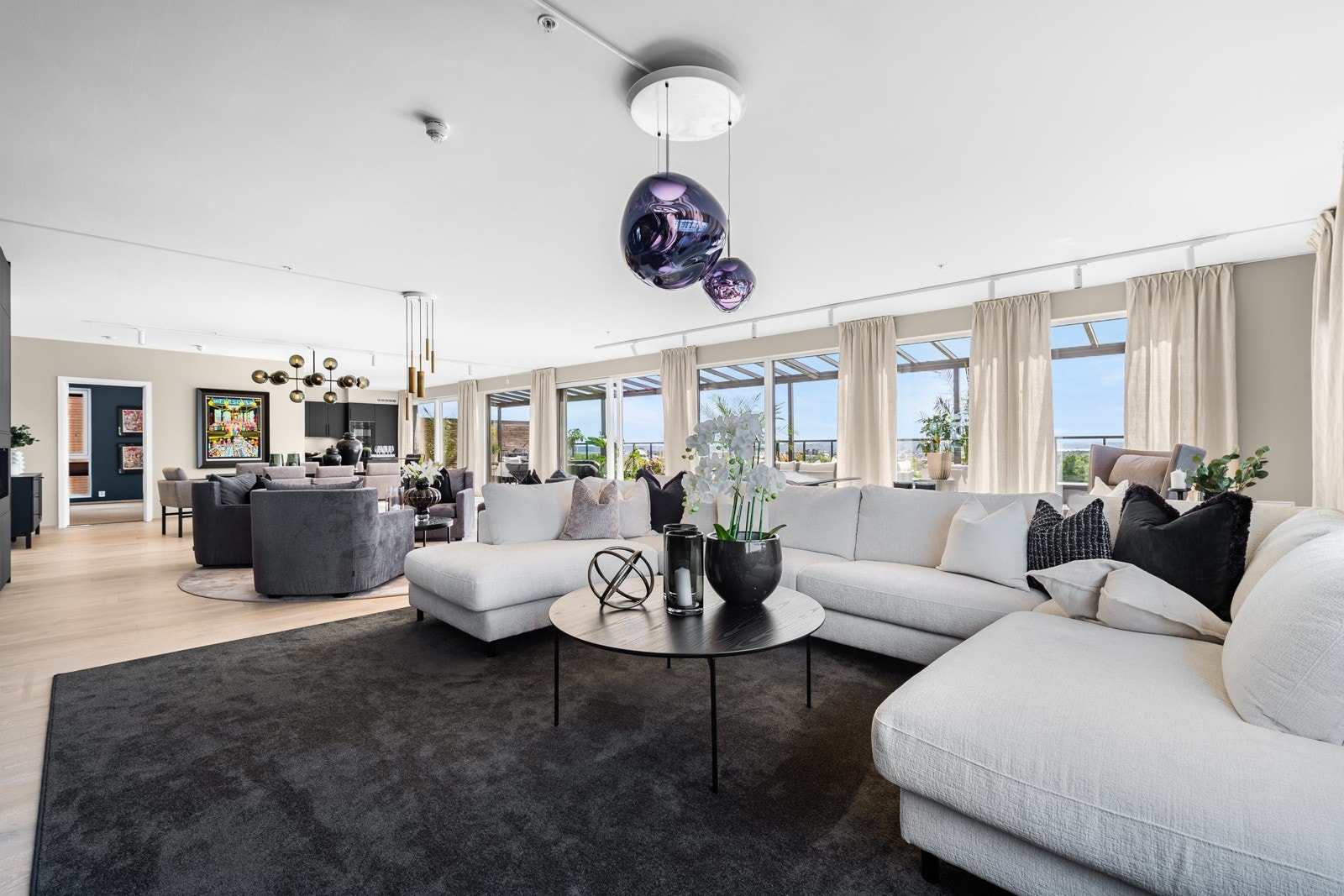 Stuen er svært romslig og kan deles opp i ulike soner Galleribilde