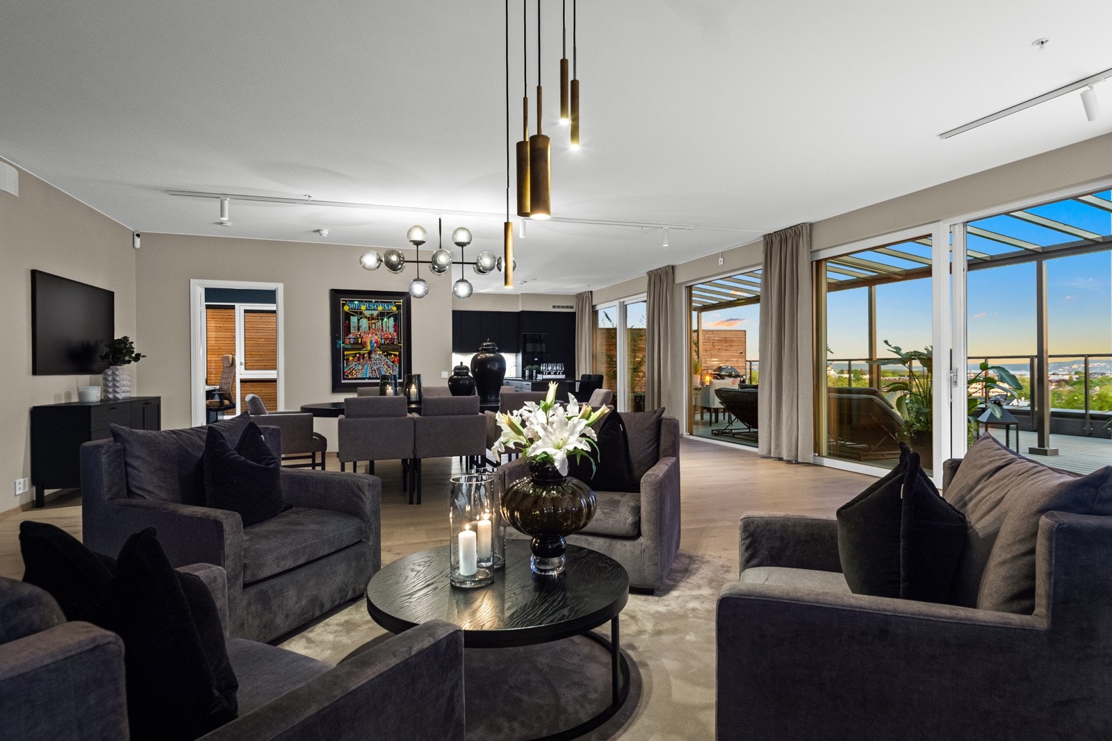 Leiligheten varmes opp med soneregulert, vannbåren gulvvarme i alle rom Galleribilde