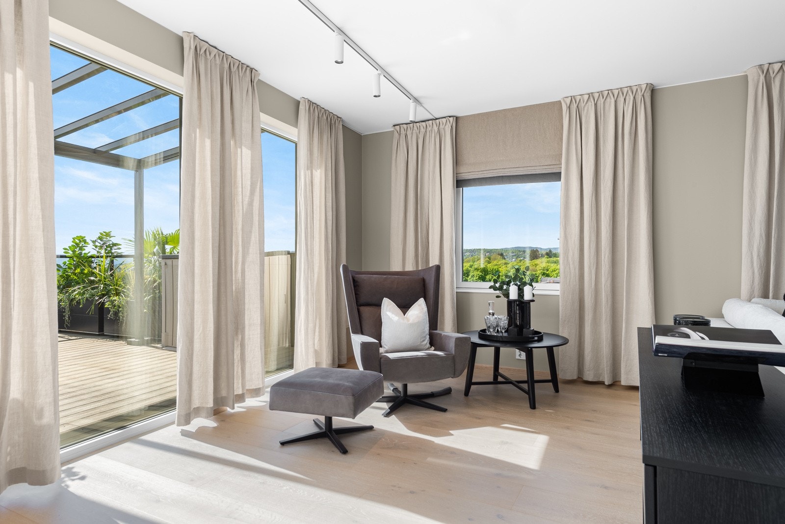 Det er et godt lysinnslipp til stuen fra 2 sider Galleribilde