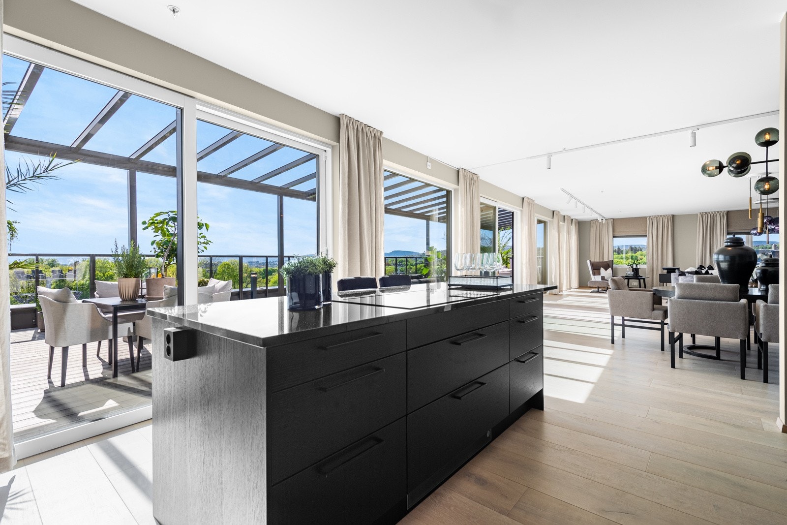 Induksjonstopp er montert i kjøkkenøya og har integrert benkeventilator Galleribilde