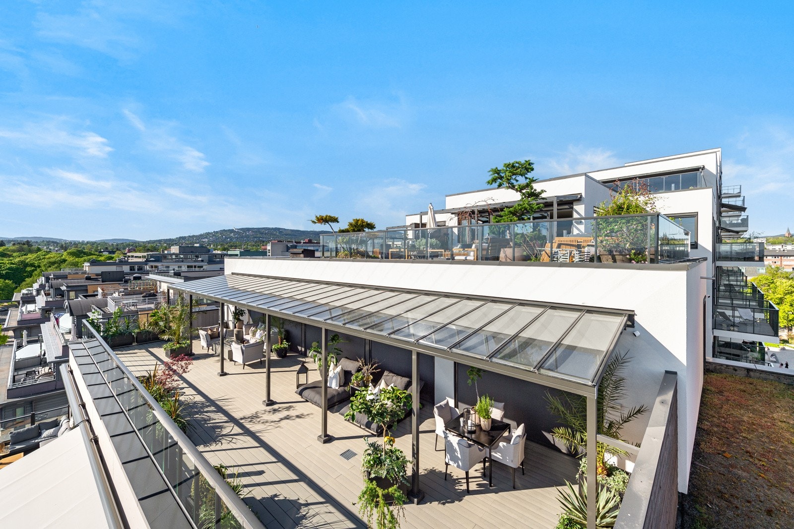 Terrassen går langs hele leilighetens bredde og har glasstak langs innerste del. Her er det montert underliggende markiser Galleribilde