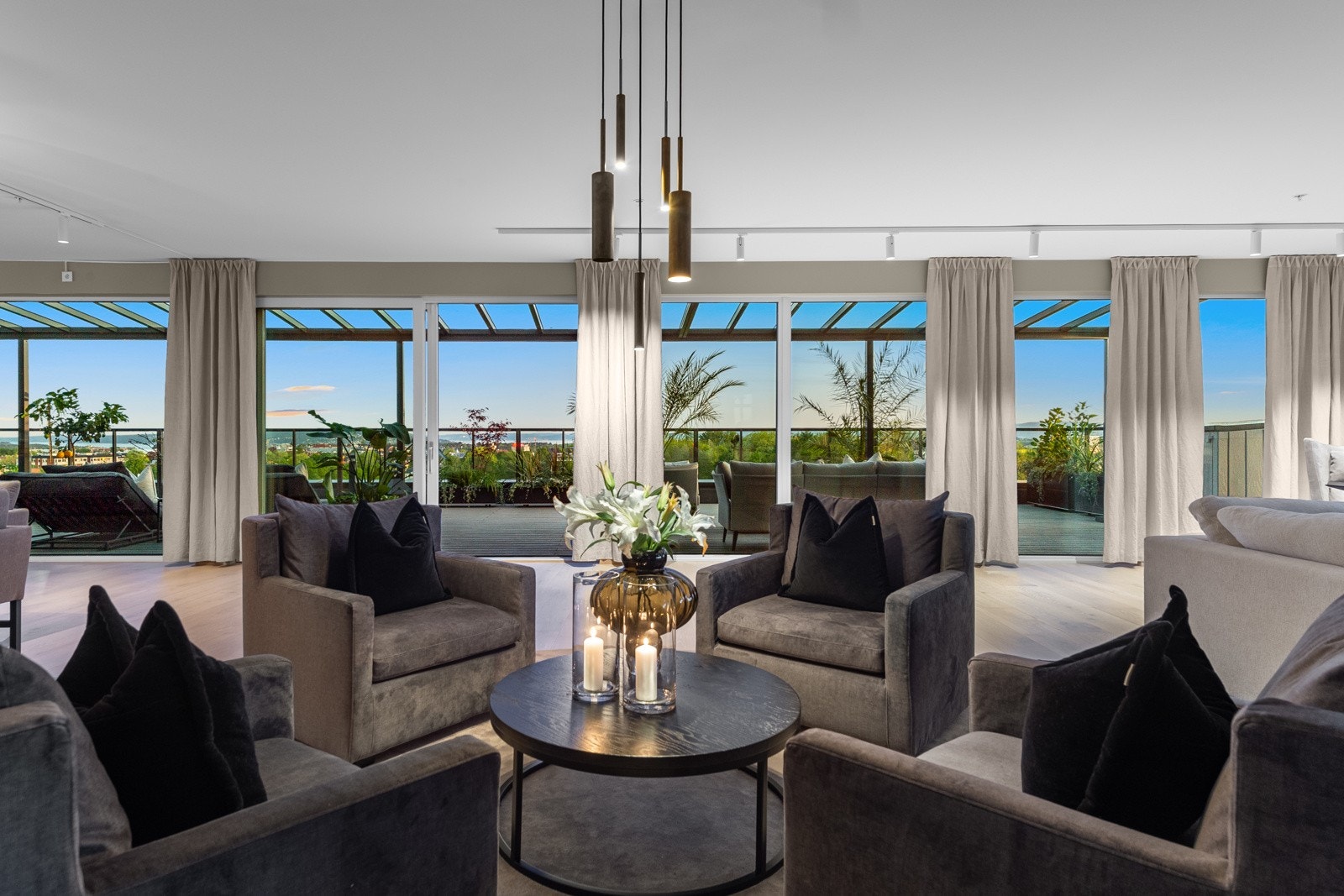 Boligen ligger plassert på enden i byggets 8. etasje Galleribilde