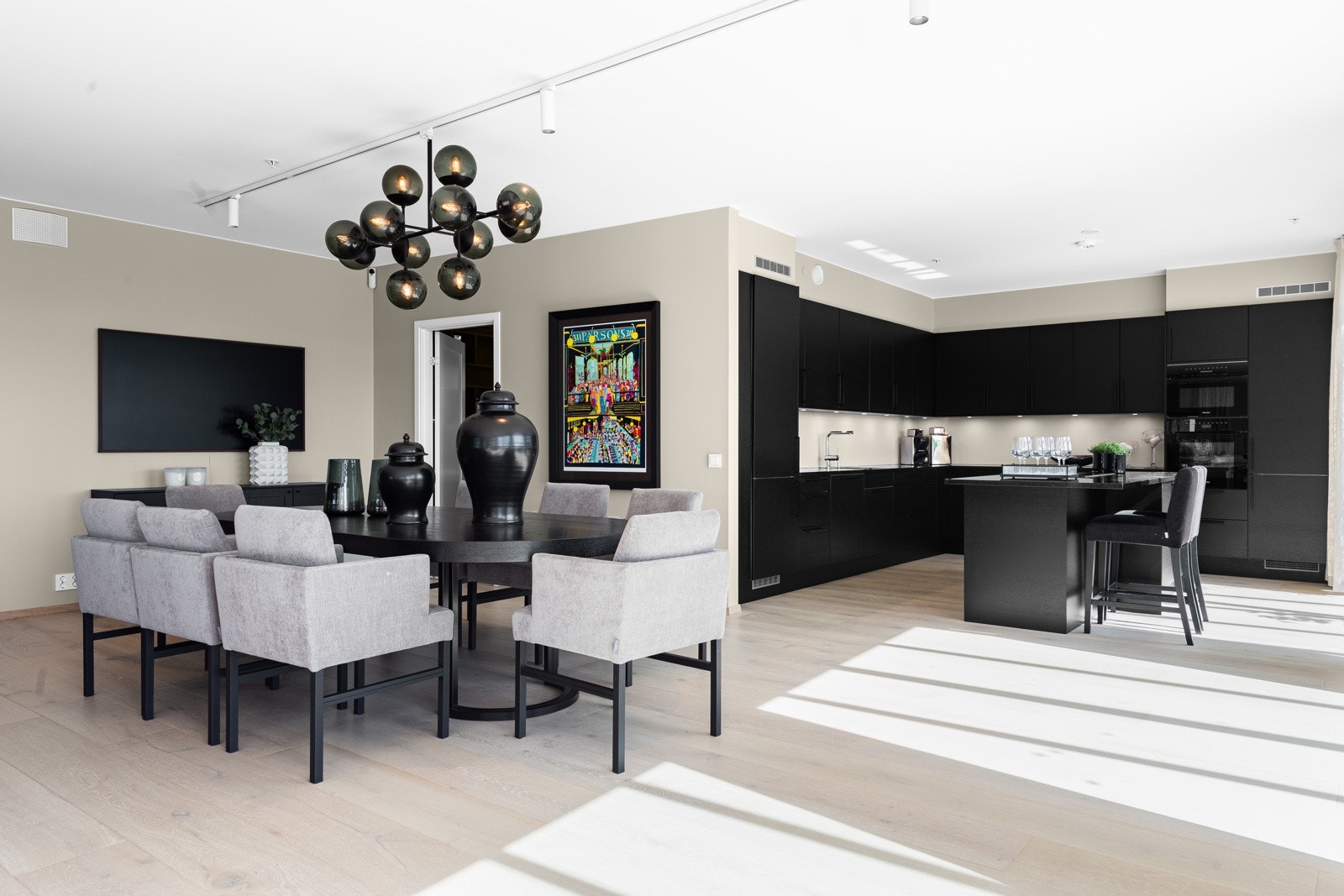 Kjøkkenet ligger i åpen løsning med stuen, men i en klart definert sone og plass for spisebord ved siden Galleribilde