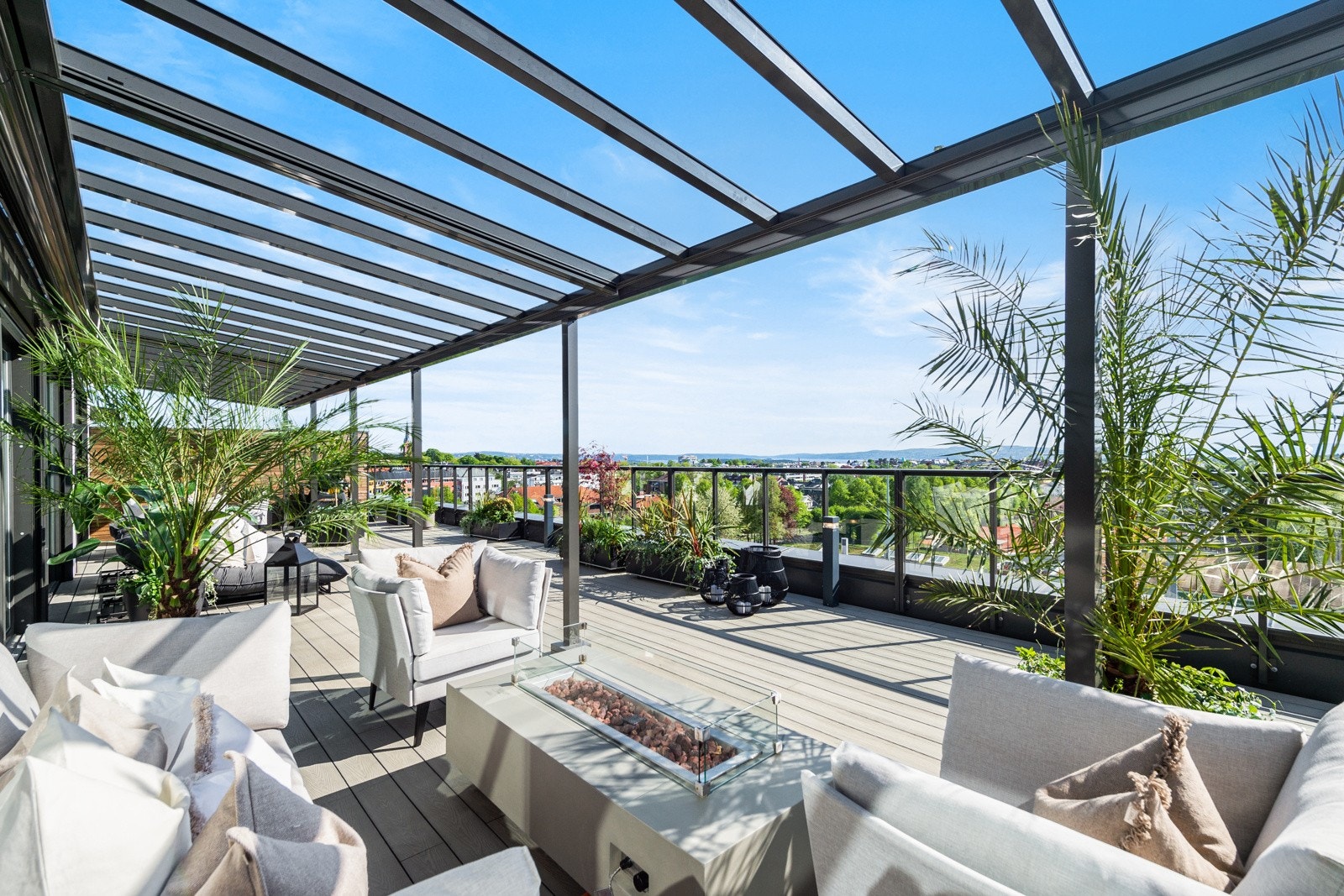 Velkommen ut til en solrik terrasse på hele 91 m² Galleribilde