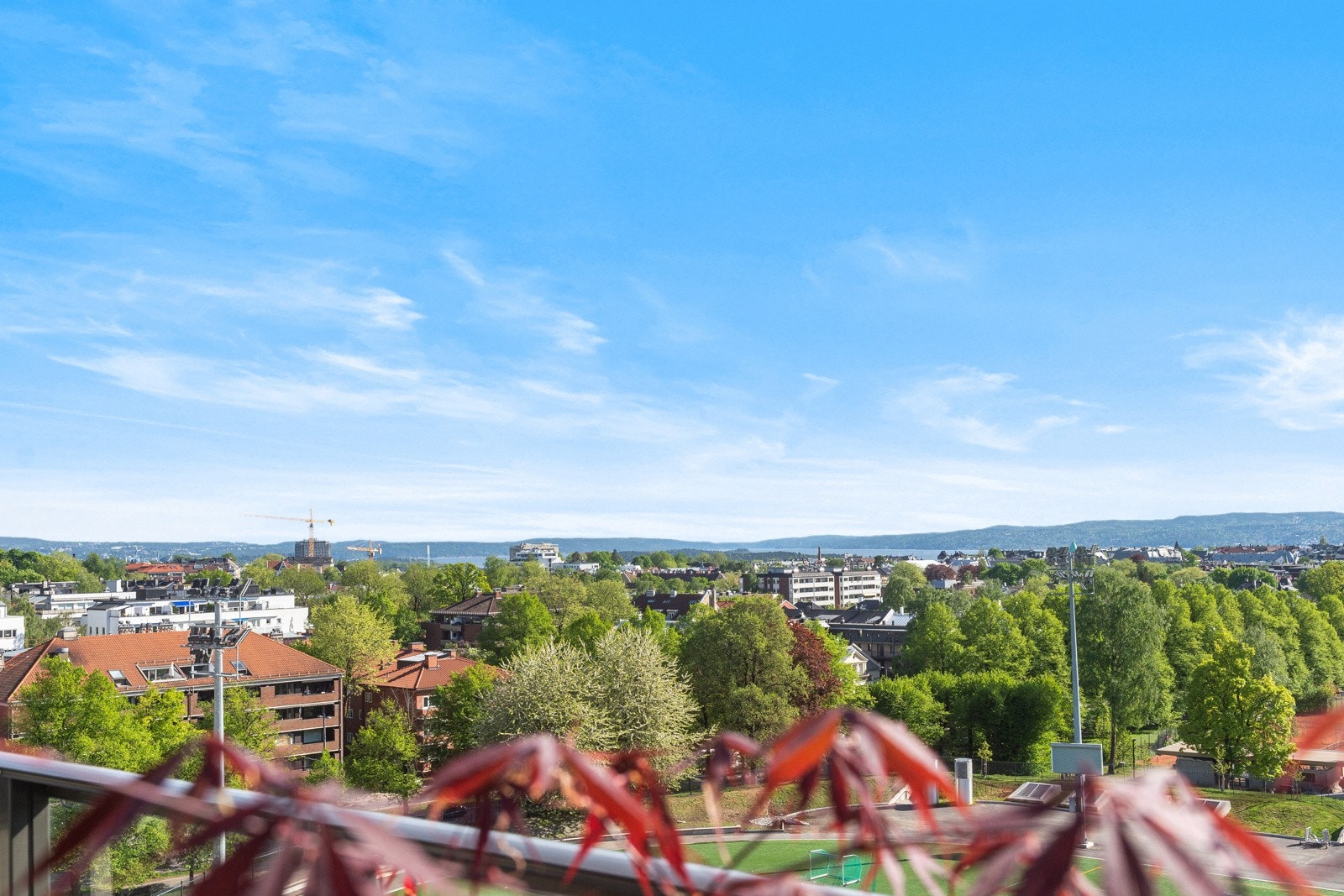 Terrassen ligger sydvestvendt og har vidstrakt utsikt som strekker seg over området og Oslofjorden Galleribilde