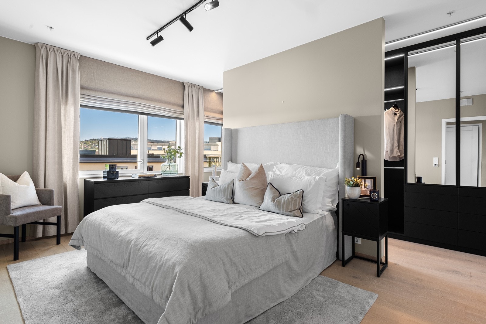 Mastersuiten har eget bad og garderobedel samt sydøstvendte vinduer Galleribilde