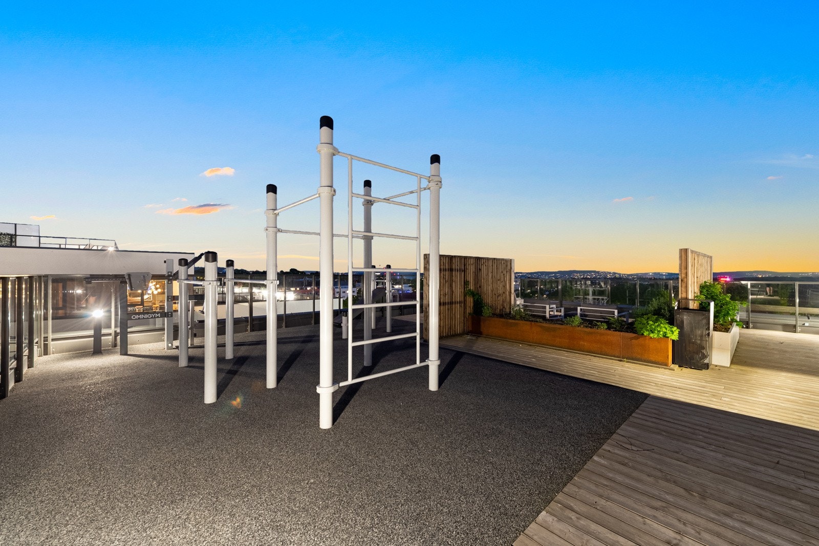 Takterrassen i Hus A har utekjøkken, utedusj og toaletter. Det er også tuftepark med treningsapparater og sittegrupper under tak Galleribilde