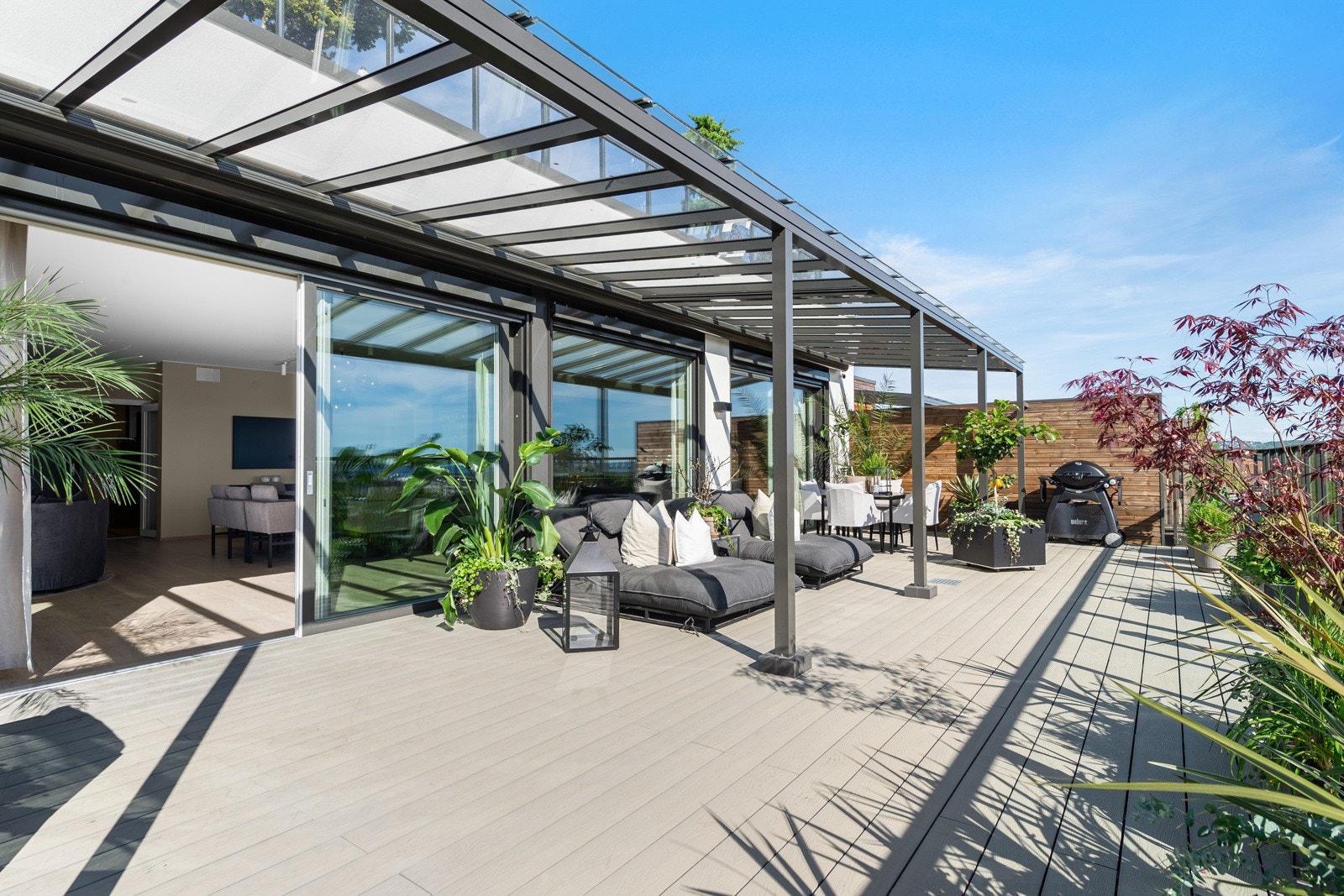 Det montert både utebelysning og utekran Galleribilde