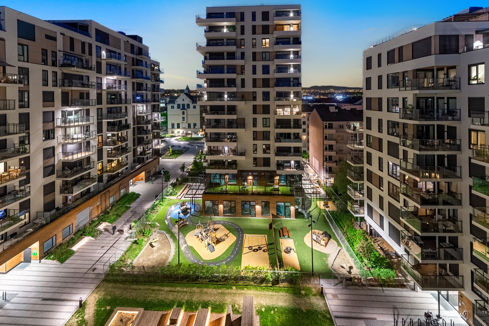 På gateplan er det grønne lunger til glede for alle, uterom for aktivitet og avslapping, stort areal med lekeapparater, samt kafeer og restauranter med uteservering rett utenfor Galleribilde