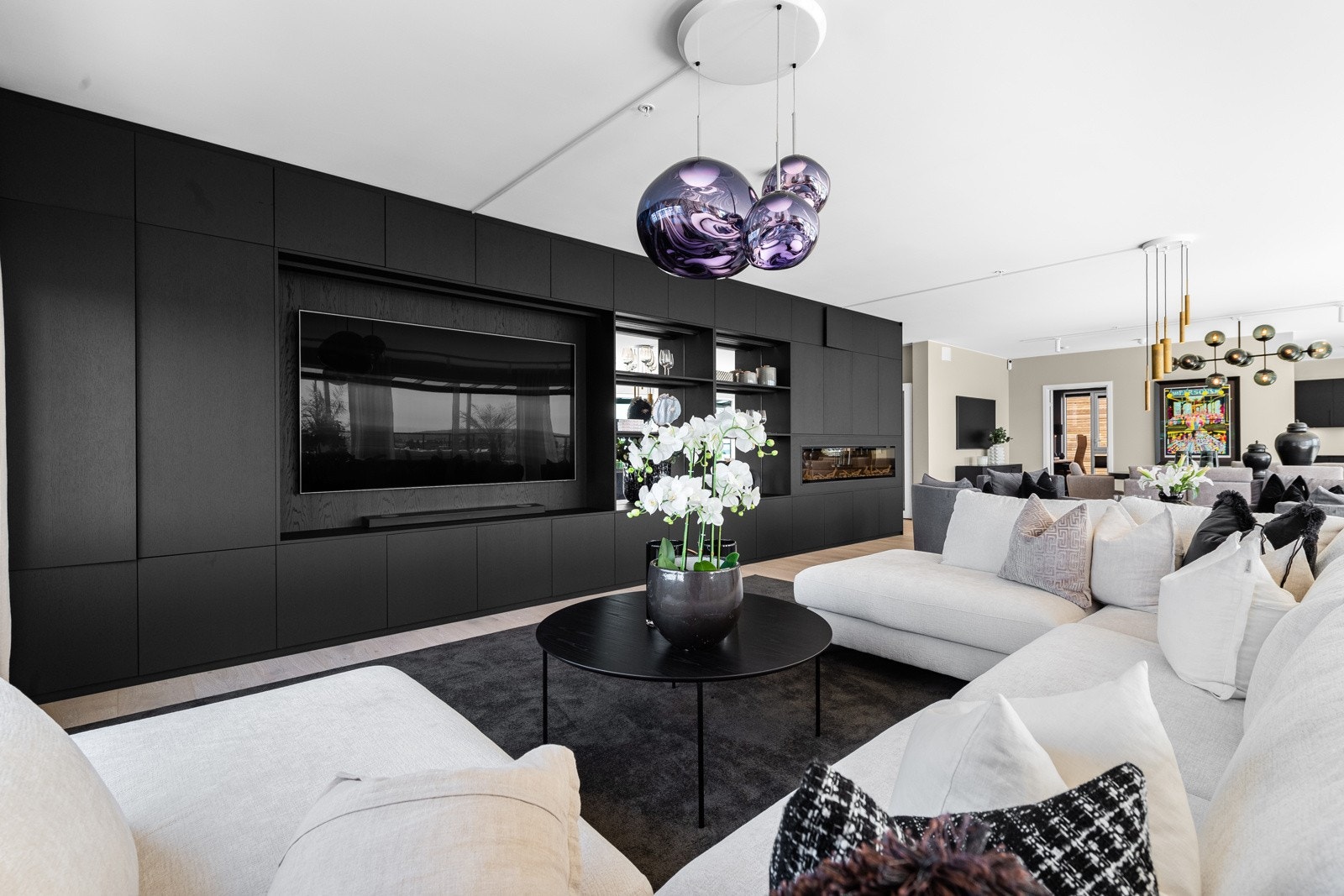 Det er strategisk plasserte downlights på skinner i himlingen, samt lampepunkter til lysekroner over hver møbleringssone Galleribilde