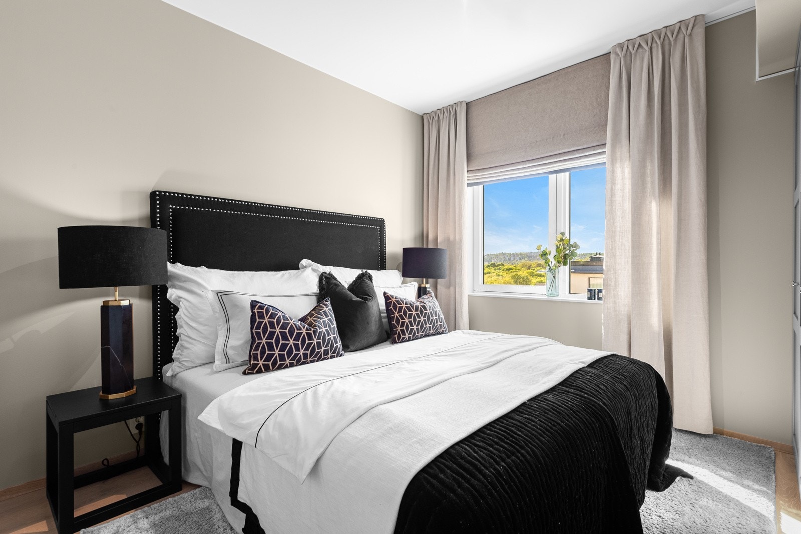 Det andre soverommet har god plass for dobbeltseng og tilhørende møblement og garderobeskap. Galleribilde