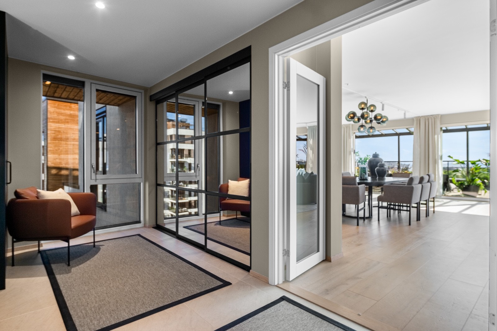 Entreen har en god størrelse, vindu mot sydøst og downlights i taket. Videre er det adkomst til en bod Galleribilde