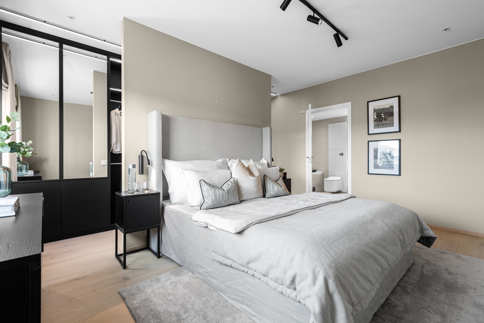 Bak deleveggen er det montert en skyvedørsgarderobe fra gulv til tak i hele rommets bredde. Galleribilde