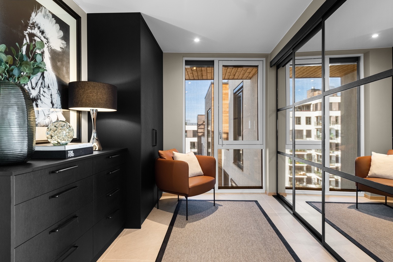 Entréen har både garderobeskap og skyvedørsgarderobe Galleribilde